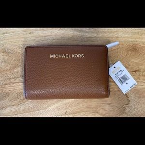Brand new Michael Kors Jet Set travel MD bifold zip coin leather wallet